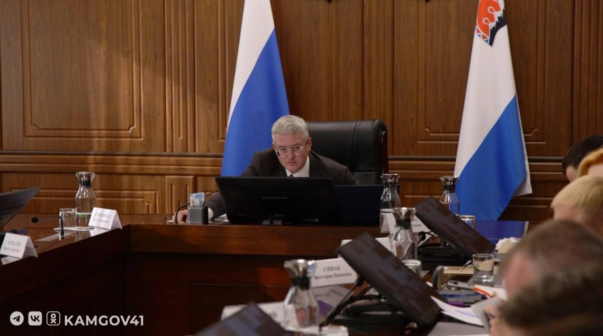 Глава региона Владимир Солодов раскритиковал краевой минздрав за срыв вакцинации и диспансеризации жителей муниципалитетов Камчатки Минздравом Камчатского края построена неэффективная работа Олег Сергеевич я выношу вам официальный выговор Потому что во первых вы на совещании с главами не владеете актуальными цифрами Во вторых не качественно провели работу с главврачами муниципалитетов Это конкретно неисполнение ваших прямых обязанностей как министра Ситуация которая складывается с вакцинацией наших жителей в 2025 году просто возмутительна будьте на связи с главврачами и разберитесь в этом сказал Владимир Солодов По результатам иммунизации населения от гриппа показатели достигнуты на уровне 18 от плана профилактической кампании на 2025 год Губернатор Камчатки поручил главам муниципалитетов еженедельно рассматривать динамику диспансеризации и вакцинации жителей и при возникновении сложностей незамедлительно принимать меры Подписаться на нас в MAX камчатка камчатскийкрай минздрав вакцинации диспансеризации поручениегубернатора ВладимирСолодов