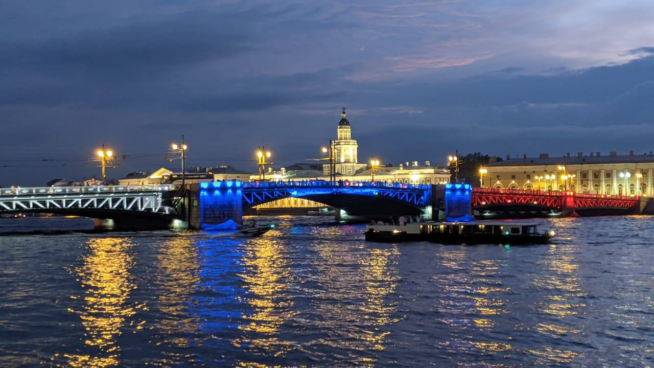 информируем Ученье свет в честь лучших учителей России Дворцовый мост сменит привычную подсветку на цвета российского триколора В рамках открытия заключительного этапа Всероссийского конкурса Учитель года и поддержки лучших учителей России 20 сентября Дворцовый мост получит особое световое оформление в цветах российского флага Патриотическая иллюминация подчеркнет ключевую роль профессии учителя в построении будущего страны Праздничную подсветку обеспечат 650 светодиодных светильников размещенных на пяти пролетах по обеим сторонам переправы Увидеть её жители и гости города смогут с 19 30 20 сентября до 06 10 21 сентября Первый тур заключительного этапа конкурса Учитель года России в этом году пройдет в Санкт Петербурге поскольку победителем прошлогоднего конкурса стал петербургский учитель физики Итоги Всероссийского конкурса Учитель года будут объявлены во время праздничного концерта в Кремле посвященного Дню учителя СПб ГБУ Ленсвет keio spb