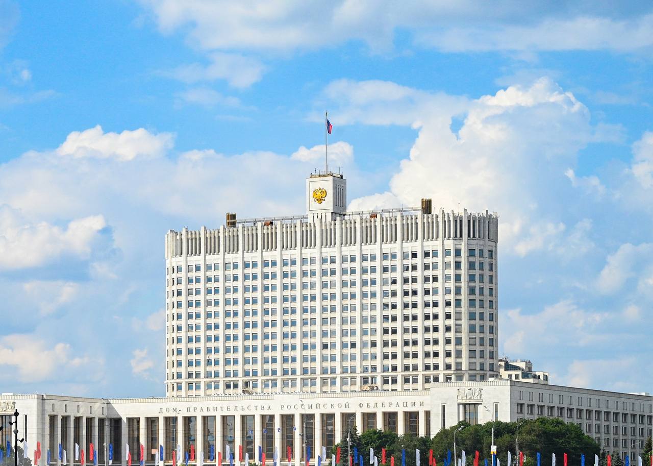 Ещё на год продлена отсрочка по налогам для курского приграничья Соответствующее постановление подписал Председатель Правительства России Михаил Мишустин Жителям предпринимателям и организациям приграничья в этом году не придётся платить налоги Уплата большинства из них перенесена на 2027 й Отсрочка для граждан предоставляется по транспортному земельному и налогу на имущество физических лиц Внести платёж можно будет до 1 декабря 2027 го На год перенесена уплата налогов авансовых платежей и страховых взносов для бизнеса Погасить их можно будет в рассрочку в течение следующего года Напомню эта мера действует с 2024 года и рассчитана на то чтобы в первую очередь поддержать людей Также предприятия смогут направить высвободившиеся средства за заработную плату закупку сырья и оборудования Всё это поможет им восстановить свою деятельность сохранить рабочие места а значит и доходы наших семей Благодарю федеральный центр за всестороннюю помощь нашему региону ХИНШТЕЙН Подписаться в VK MAX Telegram