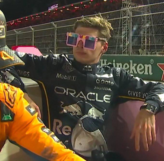 Макларен получил двойную дисквалификацию на Гран при Лас Вегаса за излишне сильный износ нижней планки Теперь Ферстаппен сравнялся с Пиастри и отстает от Ландо который идет первым в чемпионате всего на 24 очка у Макса появился реальный шанс на титул Подписывайтесь на лучший канал о Формуле 1