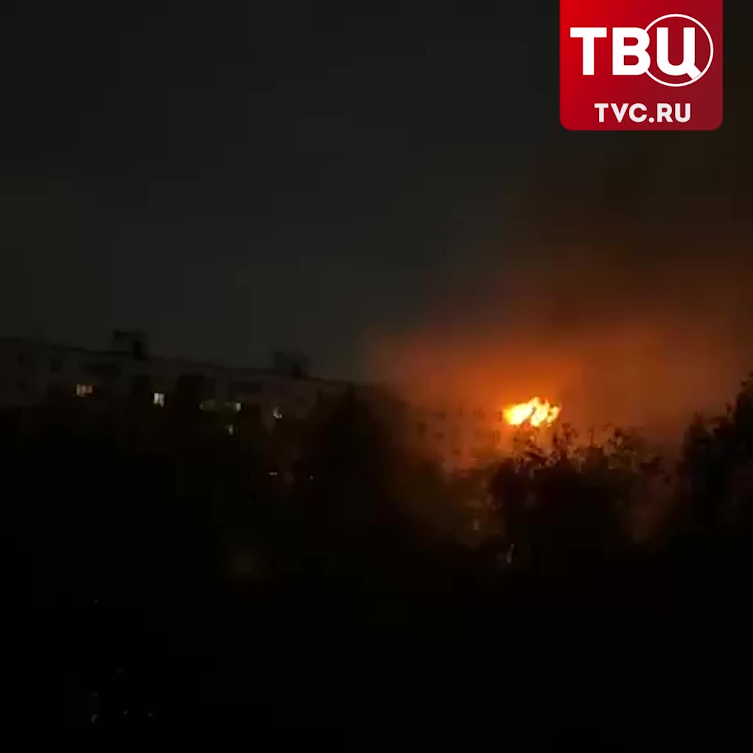 Пожарные спасают людей в жилом доме на улице Генерала Тюленева в Москве