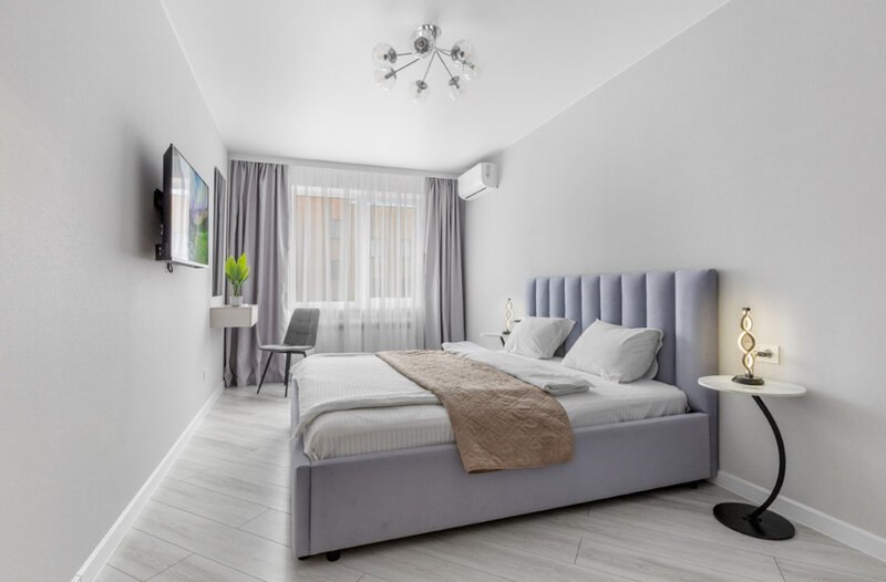 Владикавказ стал лидером по снижению ставки аренды комнаты Аренда комнаты в столице Северной Осетии снизилась на 22 за год и составила 9 8 тыс руб в месяц Город стал лидером по снижению цены на съем комнат среди 70 городов России Об этом сообщили в пресс службе федерального портала Мир квартир В столице Дагестана Махачкале ставка аренды комнат снизилась на 3 2 за год до 11 7 тыс руб в месяц В Ставрополе комнаты подешевели на 3 до 10 9 тыс руб в месяц Как отметили аналитики в последний раз цены на съемные комнаты показывали падение в 2017 году За 2025 год в 32 из 70 исследованных городов ставки аренды выросли в 38 упали В целом по стране ставки аренды комнат снизились на 2 2 до 11 6 тыс руб в месяц В Москве съемные комнаты подешевели на 3 9 до 22 8 тыс руб в месяц в Московской области на 2 5 до 16 тыс руб в месяц в Санкт Петербурге на 11 5 до 14 8 тыс руб в месяц РБК Яндекс