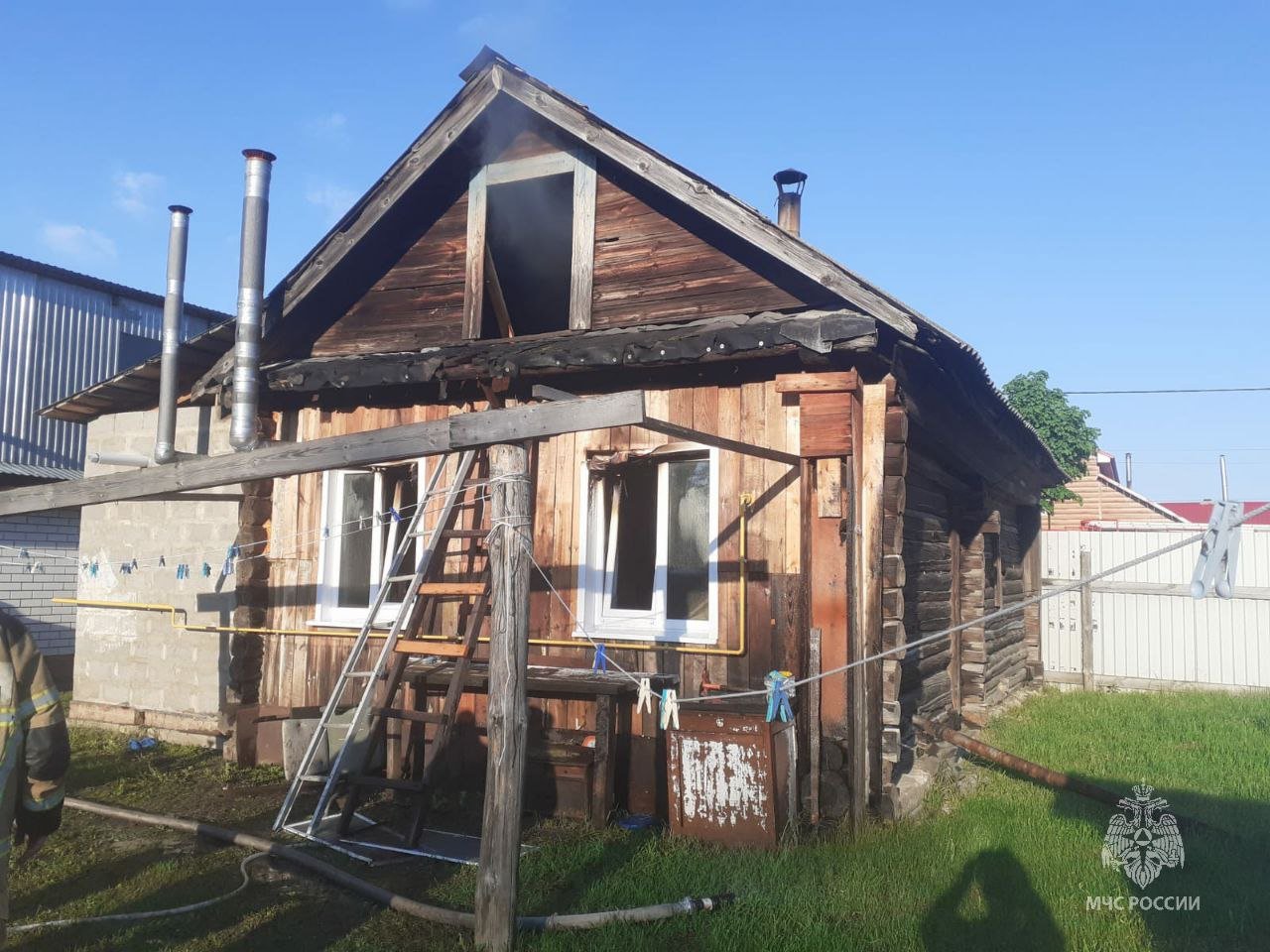 На пожаре погибла женщина Поступило сообщение о пожаре в городе Болгар, улица Красная, дом № 33. По прибытии 132 ПСЧ 7 ПСО происходило горение потолочного перекрытия одноэтажного бревенчатого жилого дома, размером в плане 8х10 метров. В ходе тушения пожара обнаружено тело женщины 36 лет. Открытое горение ликвидировано на площади 80 кв.м. Причину пожара установят дознаватели Госпожнадзора.