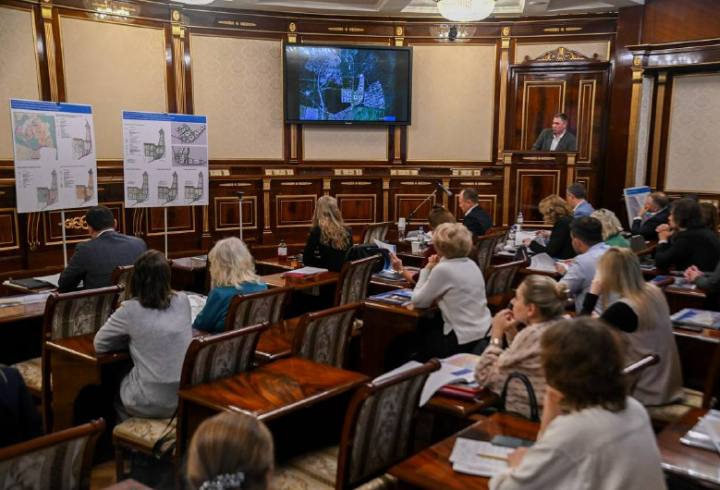 Градсовет Ленобласти согласовал концепции развития территорий в Новосаратовке и в Осельках Градостроительный совет Ленинградской области одобрил планы по развитию территорий в Новосаратовке и Осельках Всеволожского района Как отметили в пресс службе комитета по строительству региона в Новосаратовке планируется создать новый центр притяжения с театром и общественными пространствами а в Осельках будет возведен современный квартал малоэтажной застройки включающий детский сад и спортивный комплекс Мы поддержали два проекта которые задают направление развития Всеволожского района В Новосаратовке впервые в регионе проведён архитектурный конкурс по итогам которого сформирована концепция доминантной застройки с театром и центральной площадью которая станет новой точкой притяжения В Осельках представлен пример малоэтажного квартала с полным набором социальной инфраструктуры и пешеходных пространств Оба решения вписываются в стратегию комплексного развития где главное не масштаб а продуманность и качество среды отметил председатель комитета по градостроительной политике Ленинградской области Игорь Кулаков Если рассказывать подробнее то в Новосаратовке на площади 18 5 га планируется построить многоэтажный жилой квартал с детским садом на 330 мест школой на 600 учеников и театром в центральной части застройки общественные пространства озеленение благоустроенная набережная Общая численность будущих жителей около 5 4 тыс человек В поселке Осельки же планируется построить малоэтажные многоквартирные дома детский сад на 100 мест и физкультурно оздоровительный комплекс с бассейном Также там появится пешеходный бульвар с игровыми и спортивными площадками зелеными зонами и магазинами на первых этажах Общая площадь около 14 7 га численность будущих жителей около 2 тысяч человек Online47 Всё о Ленобласти и не только Мы в MAX