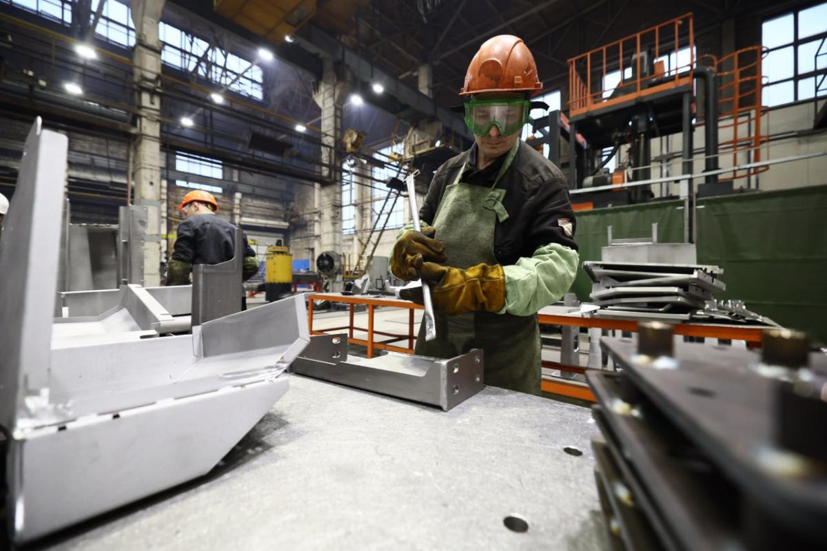 Челябинский завод интегрировал в производство кранов роботизированный комплекс   gubernia74 ru articles society 1137095 С новым производственным цехом площадью 12 5 тысячи квадратных метров который будет выпускать краны для автомобильных и гусеничных шасси грузоподъемностью 9 тонн познакомился губернатор Алексей Текслер Запуск нового производства по словам главы региона еще один шаг к укреплению промышленного потенциала Челябинской области и лидерских позиций в сфере машиностроения Цех начал работать после масштабной реконструкции Ее провели при поддержке Фонда развития промышленности Челябинской области который предоставил заем субсидируемый по областной программе Это абсолютно новое роботизированное производство отметил Алексей Текслер Оно повышает производительность труда и создает современные более высокооплачиваемые рабочие места которых требует экономика   t me chgub