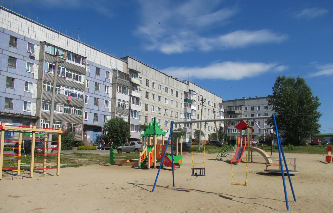 В этом году запускаем региональный проект Вятские дворики Его цель сделать дворы более комфортным ухоженными и современными Программа начнет работать в этом году В общей сложности планируем направить на нее 1 миллиард рублей Средства уже предусматриваются в бюджете Весной летом запустим конкурсный отбор лучших проектов благоустройства В 2027 году приступим к реализации победивших проектов За счёт средств программы будем ремонтировать дворовые проезды и тротуары устанавливать освещение обустраивать парковки ставить новые скамейки и урны Мы хотим чтобы преобразование начиналось с инициативы и желания самих жителей По такому же принципу у нас уже давно работаем Программа поддержки местных инициатив Это инвестиция в качество нашей повседневной жизни в комфорт наших семей