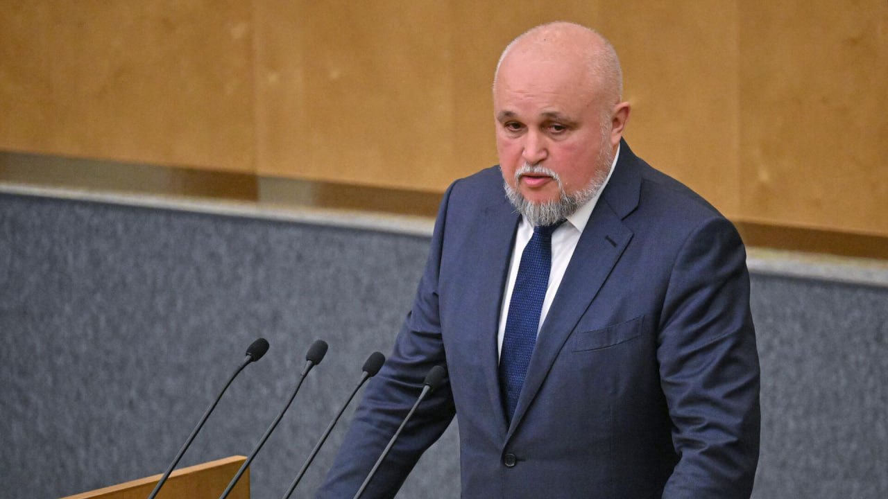 Цивилев: дальневосточную надбавку стоит продлить после 2028 года Дальневосточную надбавку необходимо продлить после 2028 г., но с условием строительства новых сетей и генерации, заявил министр энергетики Сергей Цивилев. Это… должно идти не на компенсацию выпадающих доходов, оно должно идти как раз конкретно на строительство объектов генерации, на строительство сетей и увеличение надежности сетевого хозяйства. То есть, продлеваем дальневосточную надбавку, но все это продление должно быть окрашено под четкие цели. Дальневосточная надбавка – механизм субсидирования поставщиков электроэнергии на Дальнем Востоке за счет коммерческих потребителей в европейской части России, на Урале и в Сибири. Объем субсидий в 2025 г. составит 30,2 млрд руб. в год. Электроснабжение ряда районов Дальнего Востока осуществляется дизельными электростанциями, работающими на привозном сырье. Субсидии компенсируют разницу между фактическими и экономически обоснованными тарифами на электроэнергию. Частично решить эту проблему можно за счет развития ВИЭ, которое снизит издержки на закупку топлива. Регуляторы планируют в нынешнем году провести отбор проектов ВИЭ для Дальнего Востока общей мощностью 1,7 ГВт, при этом планы по развитию ветрогенерации в регионе есть у «Росатома». ™ Высокое напряжение