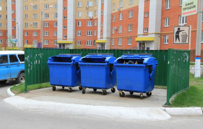 Муниципалитеты Дагестана продолжают отправлять искаженные отчеты о ситуации в сфере обращения с ТКО. В частности, - недостоверные сведения о количестве контейнерных площадок. На эту проблему указал Сергей Меликов сегодня в ходе заседания профильной межведомственной рабочей группы. При этом, как отметил глава республики, министр финансов заверяет, что во всех муниципалитетах есть необходимые бюджеты на эти цели. По данным минприроды РД, все районы республики уже утвердили дорожные карты по обустройству контейнерных площадок, однако в некоторых из них нет конкретных сроков реализации.