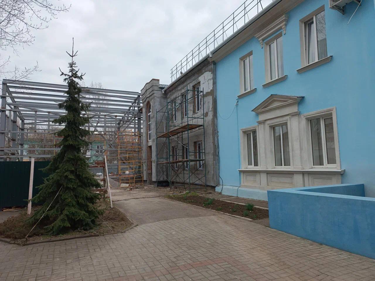 В Бердянске утвердили план развития на 20 лет Для Бердянска освобожденного в ходе СВО в ноябре 2022 года составили генеральный план развития Документ определяет как будет меняться город в ближайшие десятилетия Работал над стратегией Единый институт пространственного планирования РФ при финансовом участии ВЭБ РФ сообщает пресс служба Минстроя Что обещают сделать по новому плану Построить и обновить больницы школы детсады и библиотеки Проложить более 60 км новых дорог и подвести новые пути к морскому порту Привести в порядок пляжи и санатории а также разбить новые парки и скверы По словам министра строительства и ЖКХ Ирека Файзуллина все это должно улучшить жизнь примерно 100 тысяч жителей города Ранее губернатор Запорожской области Евгений Балицкий анонсировал что подобные планы готовы не только для Бердянска но и для Мелитополя с Энергодаром Монокль главное о русском бизнесе и не только Подписаться