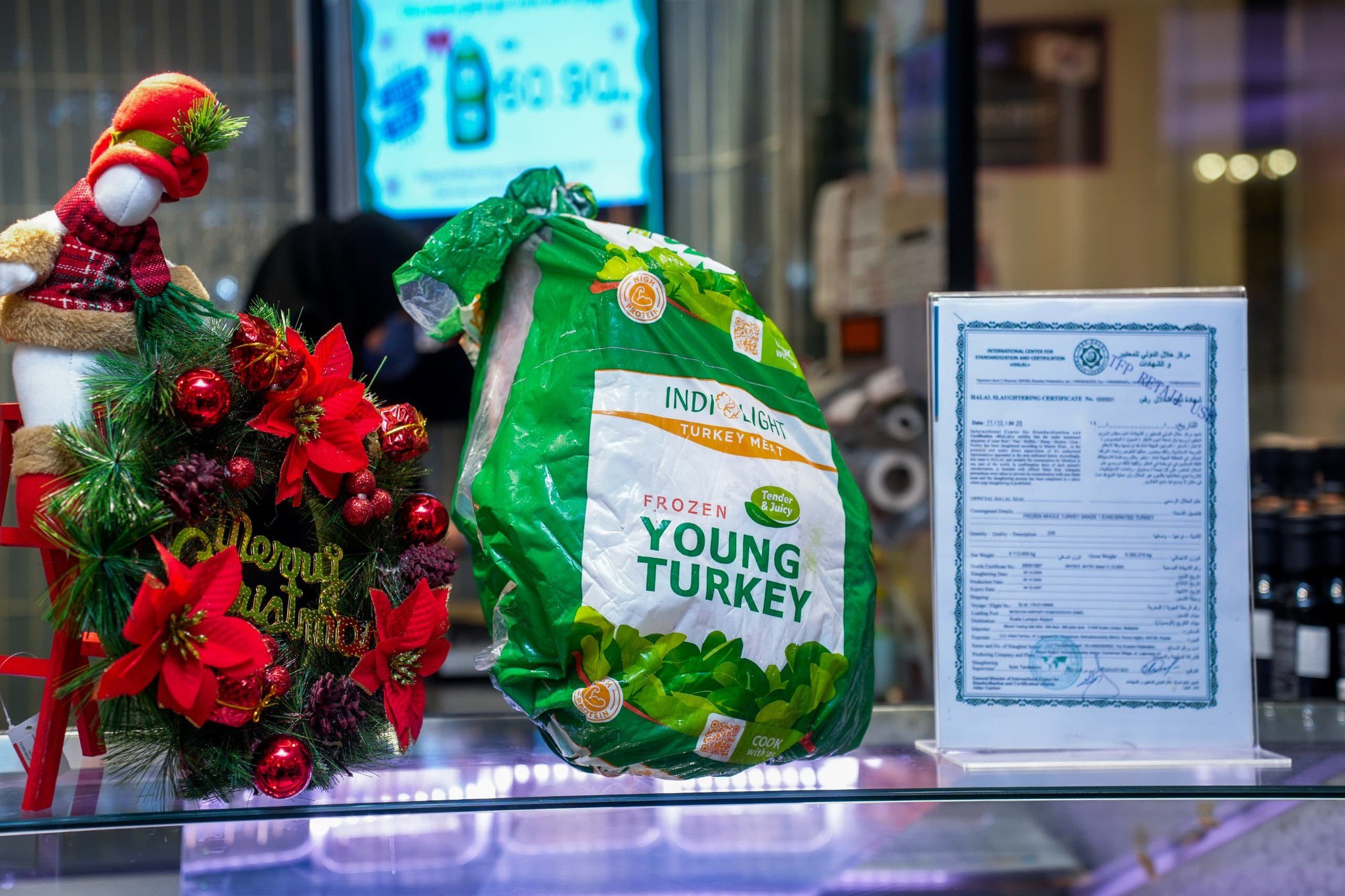 23 декабря 2025 г в Малайзии состоялась презентация халяльной продукции из мяса индейки российского производства В мероприятии приняли участие Министр сельского хозяйства и продовольственной безопасности Малайзии М Сабу и Посол России в Малайзии Н М Латыпов М Сабу отметил что появление российской продукции является не только результатом развития двусторонней торговли но и символом укрепления сотрудничества между Малайзией и Россией в сфере обеспечения населения халяльными безопасными и высококачественными продуктами питания Мясо индейки из России сертифицировано Министерством исламского развития Малайзии JAKIM а его поставки осуществляются в строгом соответствии с национальными требованиями в области продбезопасности Группа компаний Дамате стала первым в России и на сегодняшний день единственным в мире экспортером мяса индейки на рынок Малайзии