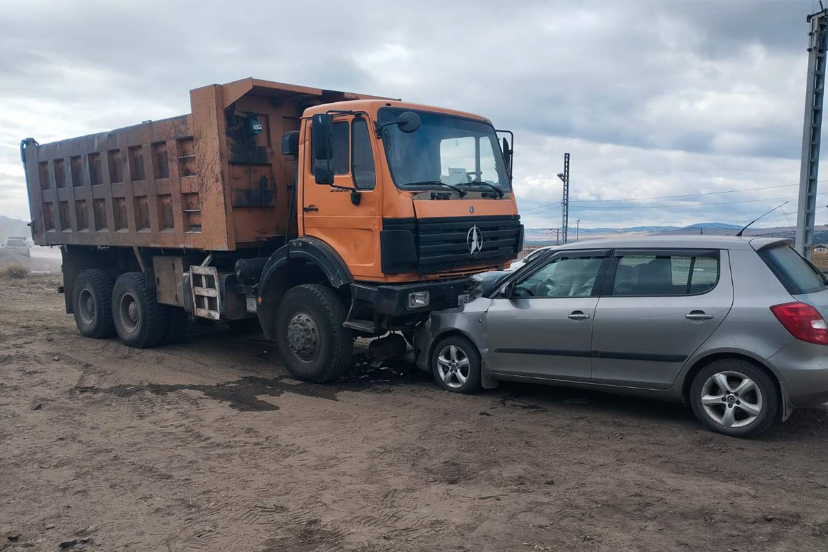 В посёлке Наушки Кяхтинского района Бурятии произошло смертельное ДТП. Погиб 62-летний водитель «Шкоды», врезавшийся в грузовик.   Одна из возможных причин произошедшего – то, что мужчине внезапно стало плохо за рулём