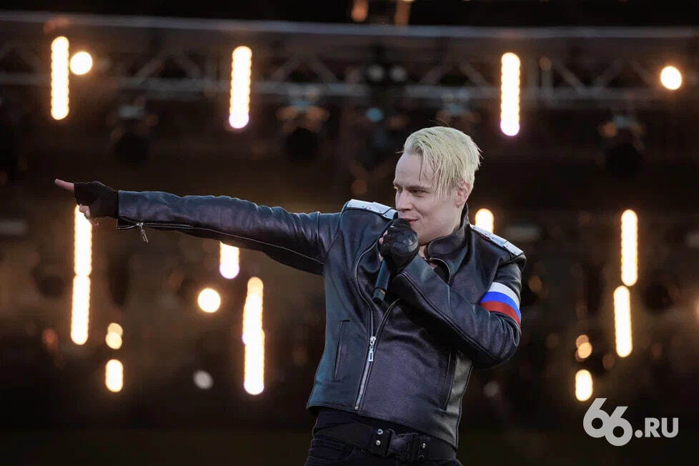 Шаман передумал регистрировать товарный знак Я русский Первую заявку которую подавал муж Екатерины Мизулиной Роспатент отклонил Певец уверяет что не собирается подавать документы снова как и продавать водку под своим именем По словам Шамана изначально он сделал этого для того чтобы прекратить попытки различных компаний использовать его имя в корыстных целях Я это сделал для того чтобы во первых показать им что это невозможно если мне отказали то им точно ничего не светит Во вторых вы представляете с точки зрения безопасности если бы у них не дай бог это получилось они начали бы продавать ту самую пресловутую водку на которой написано Я русский люди покупали бы а вдруг кто то отравился бы Кто бы был виноват Shaman сообщил Шаман РИА Новости