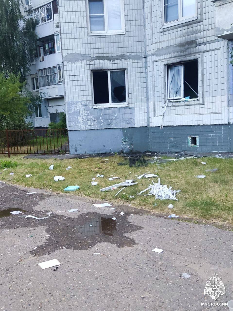 Вот так выглядят последствия взрыва аккумулятора электровелосипеда. В Ярославле, на Ленинградском проспекте, батарея рванула прямо в квартире. Выбило окна и двери, начался пожар. Спасатели МЧС вытащили из помещения двух пострадавших, они надышались едким дымом, но быстро пришли в себя. Огонь уничтожил вещи и закоптил всю квартиру. Ремонт обойдется значительно дороже, чем электровелосипед.