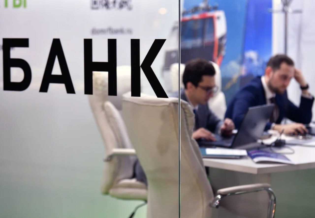 Эффект охлаждения как сентябрь стал рекордным месяцем падения кредиток В сентябре 2025 года выдачи кредитных карт сократились на 12 а общий лимит на 35 до 141 5 млрд рублей Средний лимит упал до 109 тыс рублей минимум с апреля 2024 года снизившись на 40 тыс рублей за месяц Основные причины период охлаждения для лимитов свыше 50 тыс рублей и выход на рынок карт маркетплейсов с небольшими лимитами По данным ОКБ средний лимит в сентябре достиг минимального значения за 17 месяцев при этом доля карт маркетплейсов Ozon Яндекс с небольшими лимитами усилила общее снижение показателя Это не просто сезонный спад а результат многослойного давления регулятор нажал на тормоза банки испугались эффекта отложенного риска а маркетплейсы размыли статистику массовыми картами с символическими лимитами ProБанки