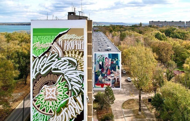 Губернатор поручил отреставрировать муралы в Солнечнодольске Губернатор возложил на минЖКХ и региональный минфин разработать механизмы приведения в порядок муралов на фасадах многоэтажных домов в поселке Четыре года назад мы торжественно открыли муралы в Солнечнодольске Настало время для их приведения в порядок Прошу до 1 декабря отработать решения по их реставрации в 2026 году поручил Владимир Владимиров Напомним муралы были созданы в рамках Международного фестиваля уличного искусства Культурный код который прошел в регионе в 2021 году В его рамках 62 российских и зарубежных художника из 16 стран мира в течение месяца создали монументальные художественные граффити на фасадах 41 многоэтажного здания Солнечнодольска ГТРК Ставрополье Читайте нас в MAX