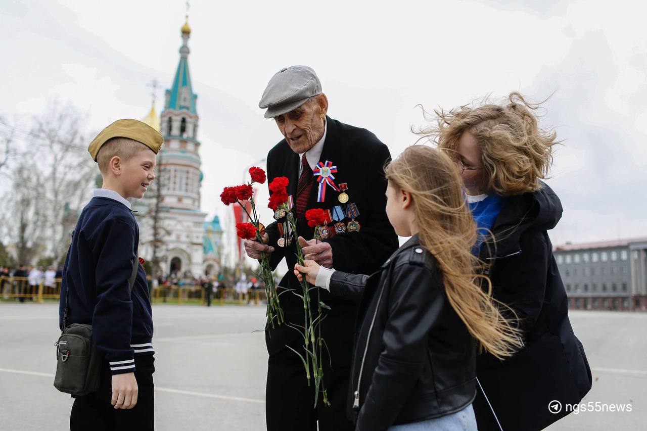 Стало известно, будут ли проводить в Омске парад и «Бессмертный полк».  — Планируем провести парад и, если позволит обстановка, организовать патриотическое шествие «Бессмертного полка», — рассказал губернатор в своем тг-канале.   В этом году к памятной дате должны будут открыть парк «Патриот» на территории парка Победы.