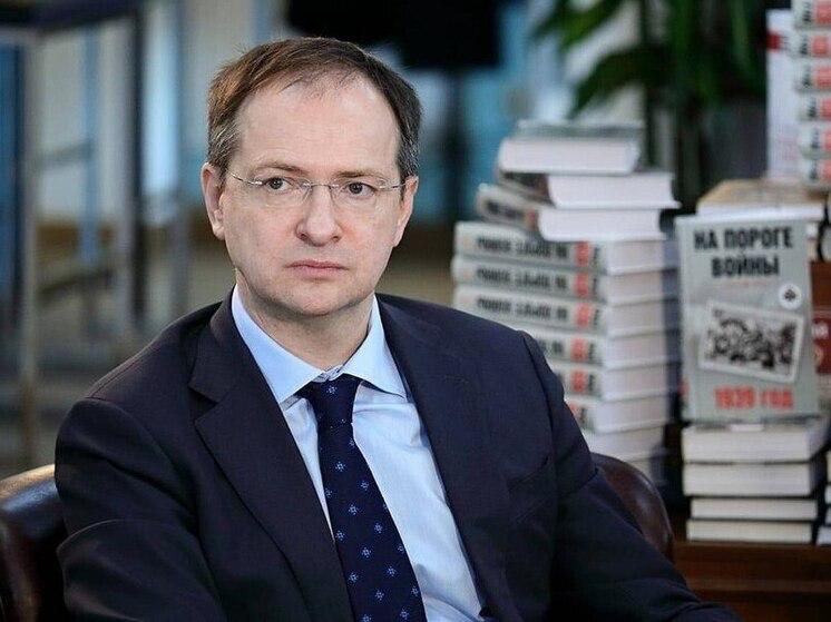 Историческая судьба России и Украины едина, эти страны составляют один народ, поэтому Российское военно-историческое общество не создаёт отдельного контента для украинских детей. Об этом в интервью ТАСС заявил Владимир Мединский: «Когда мы создаём исторический контент, мы не отделяем украинских детей от русских и не производим некий специфический „украиноориентированный“ продукт. Мы уважаем, более того — знаем и любим историю талантливого и трудолюбивого народа древних русских земель по обе стороны Днепра, Новороссии и Крыма. Мы — один народ, историческая Родина у нас одна».