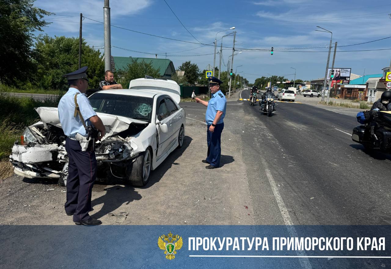 Прокуратура поставила на контроль установление обстоятельств ДТП в Черниговском округе, в котором пострадали четыре человека, включая несовершеннолетнего. Авария произошла 11 июля 2025 года в дневное время на пересечении улиц Шоссейная и Партизанская в селе Черниговка. Водитель автомобиля Toyota Wish, выезжая со второстепенной дороги, столкнулся с автомобилем Toyota Mark 2. Все пострадавшие — водители и пассажиры обоих автомобилей — доставлены в медицинское учреждение с травмами различной степени тяжести. Среди пострадавших 9-летний мальчик - пассажир Toyota Wish. На место происшествия для координации работы правоохранительных органов и специальных служб выехал прокурор района Александр Лубенец. Прокуратура взяла на контроль проверку по факту ДТП и даст оценку законности решения, которое будет принято по результатам проверки.