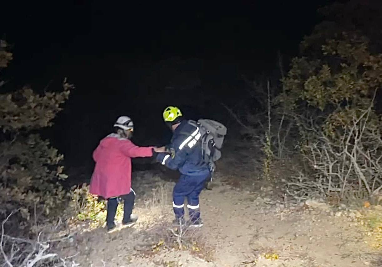 Спасатели помогли туристке в горнолесной зоне Судака На вершине горы Таракташ женщина оказалась в сложной ситуации Из за сыпучего рельефа она не могла самостоятельно спуститься На помощь выезжали спасатели Судакского отряда и ГУ МЧС России по Республике Крым С помощью альпинистского снаряжения женщину эвакуировали с опасного участка и доставили в безопасное место Фото МЧС Крыма Tg Подписывайся на truekpcrimea