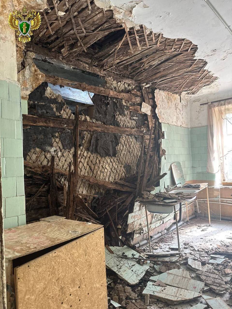 Стена обрушилась в доме на Челябинского рабочего, 5. Всё произошло в помывочном помещении. Ещё в 2019 году дом признали аварийным и подлежащим сносу. По документам, расселить жителей обязаны до конца 2027 года. Прокуратура проводит проверку. Подпишись Поделись новостями