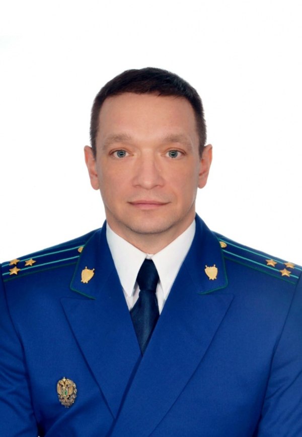 Бывший зампрокурора Алексей Киреев перешел на работу заместителем руководителя воронежского правового управления Киреев покинул прокуратуру Воронежской области в мае вместе с еще двумя заместителями Николая Савруна – Геннадием Буслаевым и Константином Кремневым. В ведомстве Алексей Киреев курировал надзор за уголовно-исполнительной системой и соблюдением прав несовершеннолетних. Источники «Площади» сообщают, что ему потребовалось два месяца, чтобы найти новое место работы. По данным собеседников, Алексей Киреев устроился заместителем руководителя правового управления правительства Воронежской области. С ноября 2023 года его возглавляет Мария Зацепина – дочь замгенпрокурора Николая Шишкина и супруга главы Семилукского района Максима Зацепина. Подписывайся на «Площадь»