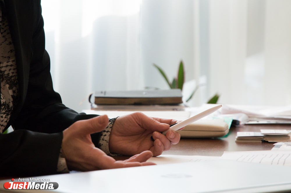 С 1 ноября 2025 года нотариусы будут обязаны извещать наследников о долгах умерших Закон принятый Госдумой был одобрен Советом Федерации 20 ноября прошлого года Главная цель нововведения дать возможность наследникам принять взвешенное решение о вступлении в наследство Теперь нотариусы после открытия наследственного дела должны в течение трех рабочих дней в электронном виде направить запрос в Центральный каталог кредитных историй чтобы узнать о наличии или отсутствии долгов у покойного Также необходимо будет направить запрос в Бюро кредитных историй А после получения ответов сообщить о результатах родственникам Последнее можно сделать как в электронном виде так и лично justmediaru