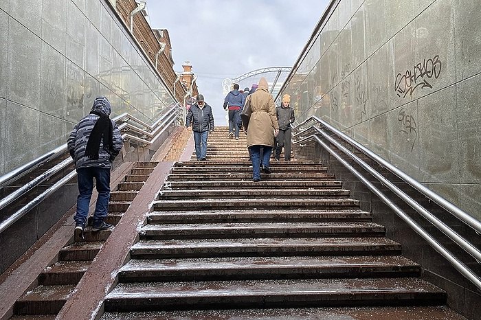 Поезда метро в Екатеринбурге сегодня утром проезжали станцию Чкаловская без остановки Станцию метро Чкаловская в Екатеринбурге утром в пятницу временно закрывали Об этом сообщает telegram канал Екатеринбург ЧП Станция была закрыта для пассажиров поезда проходили её без остановки Причиной стало задымление у эскалатора заклинило тормозную колодку пишет Екатеринбург ЧП Возгорания не произошло станцию проветрили и открыли для пассажиров uralweb ru
