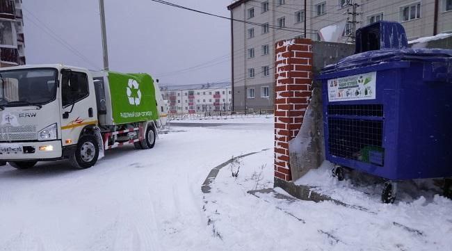 Коммунальные службы Южно-Сахалинска готовятся к прохождению циклона в усиленном режиме  Мэрия города убедительно просит жителей вынести весь накопившийся мусор в течение дня. Вывоз будет осуществляться дважды.  Это необходимо для максимального освобождения контейнеров и недопущения массового скопления отходов на мусорных площадках до момента расчистки, сообщили в  .  ———    :     Прислать нам новость: