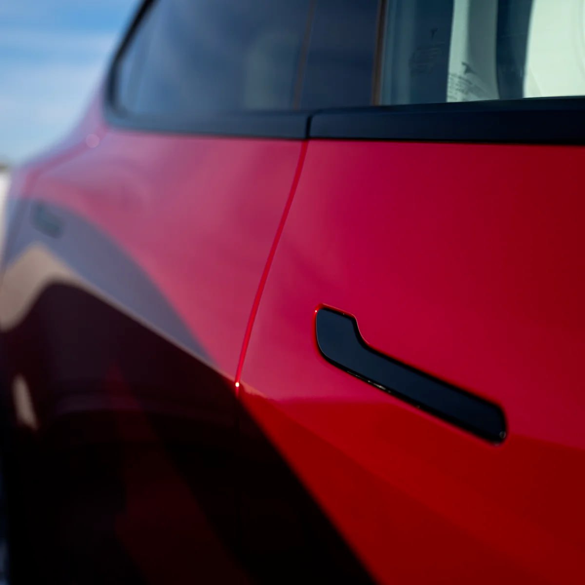 Китайцы первыми в мире решили запретить выдвижные дверные ручки в авто с 1 января 2027 года все новые модели должны открываться механически Решение приняли после серии смертельных ДТП т к люди оказывались заперты в салоне из за отказа электроники Как пример в октябре прошлого года в городе Чэнду очевидцы не смогли достать водителя из электроседана Xiaomi после аварии из за чего он сгорел заживо Сейчас скрытые дверные ручки есть у 60 самых продаваемых в стране электрокаров и гибридов