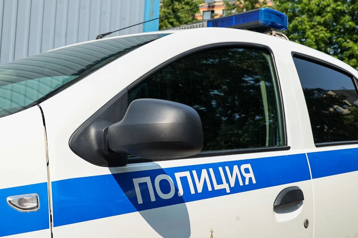 Полиция проводит проверку после конфликта со стрельбой в магазине Лабинска Информация об инциденте поступила в полицию Лабинского района днем 22 октября В помещении торгового зала на улице Победы между двумя знакомыми 36 и 43 лет вспыхнул конфликт на бытовой почве В ходе ссоры 43 летний местный житель применил перцовый баллончик Этим конфликт не закончился после того как оппоненты вышли на улицу агрессор взял из автомобиля стартовый пистолет и выстрелил В настоящее время проводится проверка Мы в Мах АиФ Краснодарский край в ТГ