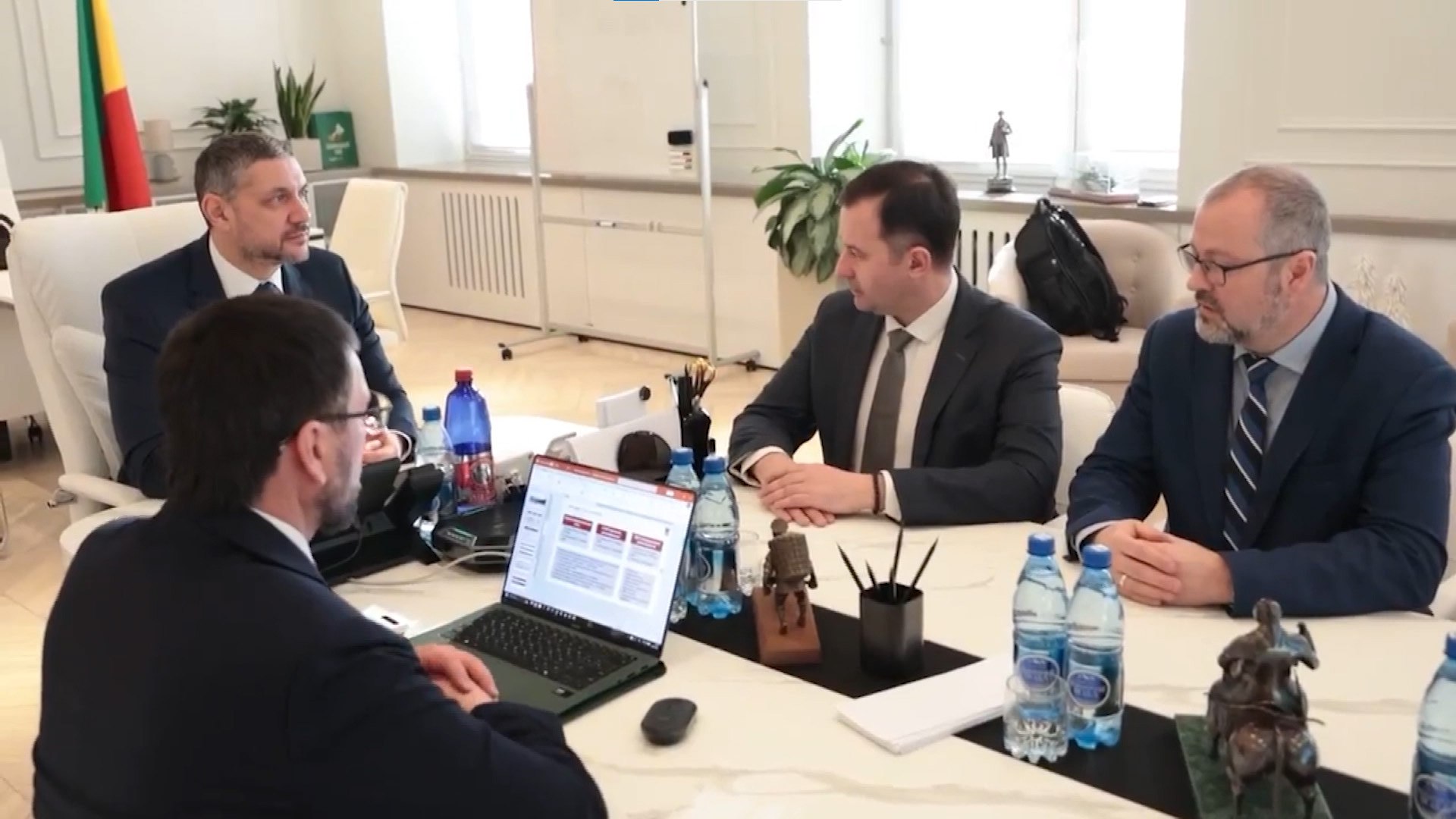 В Забайкалье с рабочей поездкой находится делегация Министерства природных ресурсов и экологии России В Забайкалье с рабочей поездкой находится делегация Министерства природных ресурсов и экологии России во главе с заместителем министра Максимом Корольковым а также руководителем Центра инжинирингового сопровождения Михаилом Щербаковым и руководителем проекта Екатериной Прошиной Накануне они встретились с губернатором Забайкальского края Александром Осиповым В ходе встречи стороны обсудили важнейшие для региона проекты защиту населённых пунктов от паводков и реализацию проекта газификации Читы