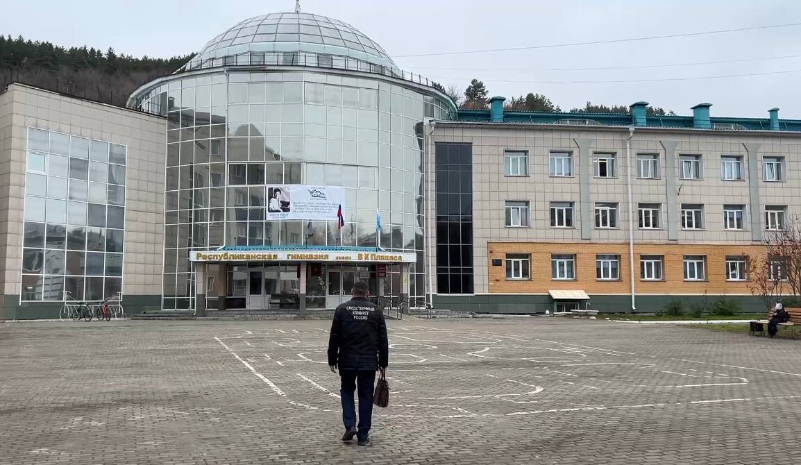 Буквально позавчера Республиканская гимназия имени Плакаса торжественно отпраздновала 75-летний юбилей, а уже сегодня сюда наведались следователи. Поскольку вчера один 9-классник жестоко избил другого школьника. Приятели драчуна  он, кстати, воспитанник одной из спортивных школ, занимается борьбой  записали избиение на видео. Видео, конечно же, попало в сеть и быстро завирусилось. Уже через несколько часов всех причастных доставили в полицию.  СУСК возбудил уголовное дело по статье «Халатность», что означает, что под прицелом – педагогический и административный состав гимназии.  А борец в силу малолетства, видимо, ограничится отчислением и постановкой на учет.  О случившемся написали в том числе многие федеральные СМИ.  «Молодцы» мальчики, опозорили свою гимназию на всю страну.