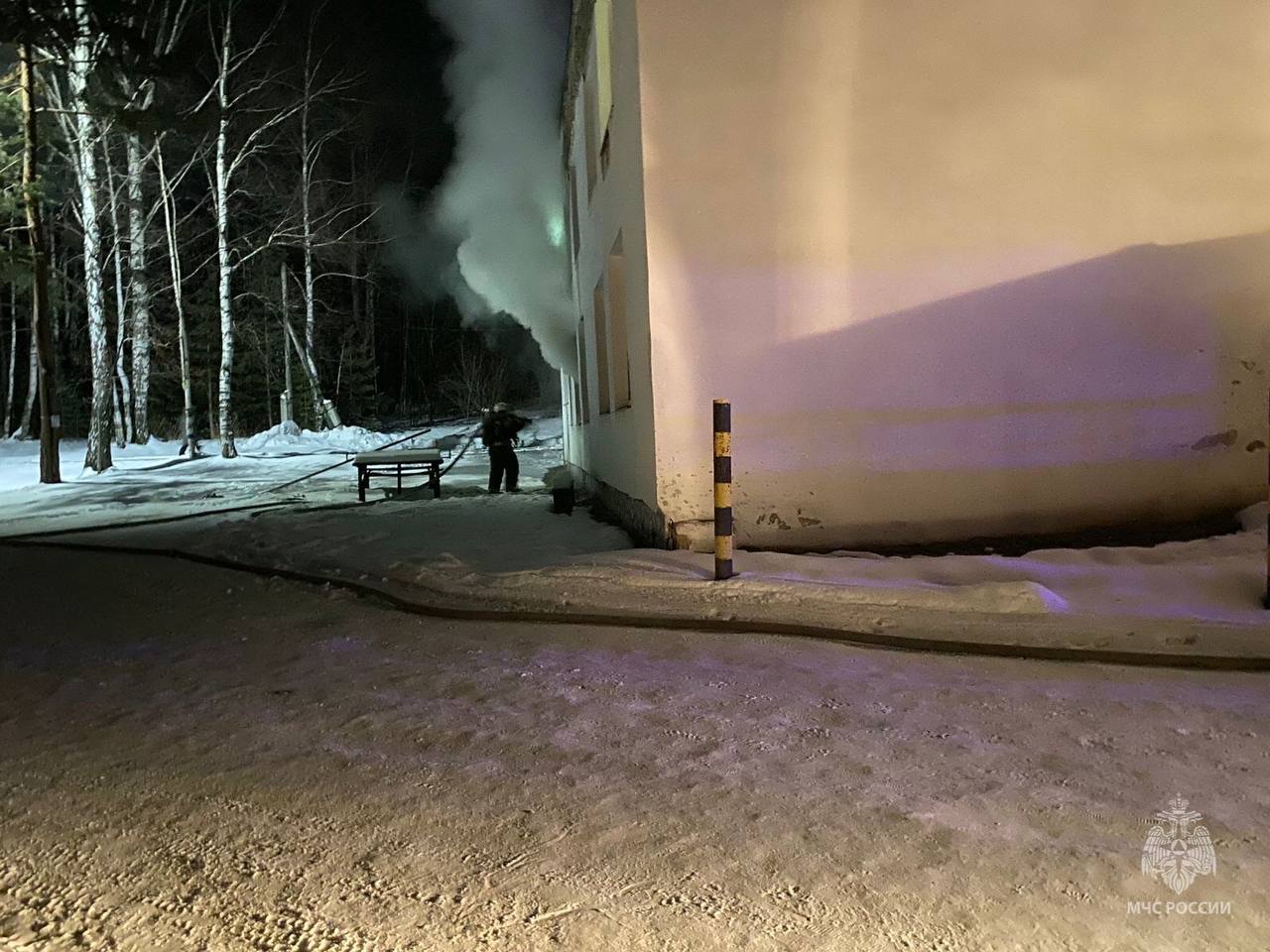 Пожар в Первоуральске    Сегодня в 20:16 в пожарную охрану поступило сообщение о пожаре в г.Первоуральске по ул.Старателей, психоневрологический госпиталь «Снежинка».   На площади 50 квадратных метров горели 3 палаты. В 20:45 огнеборцы локализовали возгорание. В 21:12 пожарные ликвидировали открытое горение.   До прибытия огнеборцев самостоятельно вышли 27 человек. Информации о пострадавших не поступало.    На месте  24 специалиста и 9 единиц техники.