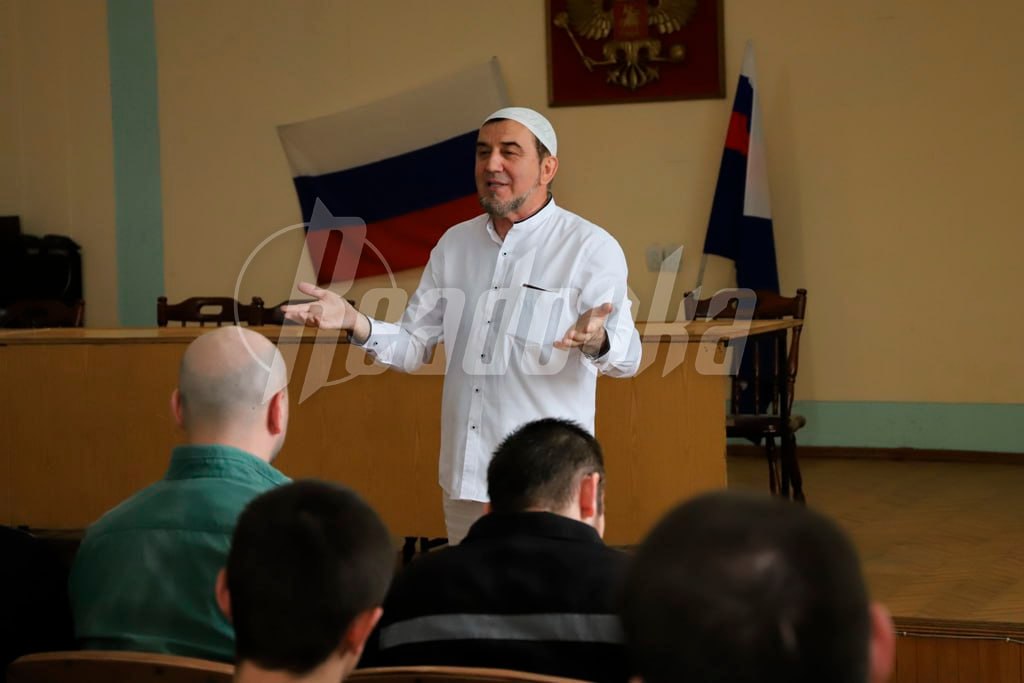 На Дону лже-муфтий, много лет проработавший с детьми и заключенными, задержан за сотрудничество с террористами  В Ростовской области за сотрудничество с террористами из «Ат-Такфир Валь-Хиджра»  задержан муфтий ГДУМ Ахмед Абусупьянов, который с 2010 года проповедует в тюрьмах и работает с детьми. Выяснилось, что он распространял радикализм, внушал ненависть к христианам и официальному духовенству. Помимо этого, Абусупьянов избил человека на религиозной почве. СК возбудил уголовное дело по статьям об организации деятельности экстремистской группы и хулиганстве.   Самопровозглашенный муфтий Абусупьянов стал известен благодаря тому, что вел переговоры с ваххабитами, захватившими ростовский СИЗО-1 летом прошлого года. В одном из интервью он рассказал, что работает с детьми в мечетях, а также сам посещает тюрьмы и изоляторы. На фото от ГУ ФСИН по Ростовской области — он встречается с заключенными в ИК-10. Раньше, по его словам, он даже взаимодействует с вузами. С учетом того, что Абусупьянов сотрудничал с террористами, не исключено, что с ваххабитами из СИЗО он был ранее знаком.  На фоне того, что в учреждениях ФСИН РФ каждый 13-й является иностранцем, нельзя допускать до проповедей неофициальное духовенство. Очевидно, что именно благодаря таким проповедникам радикальные исламские группировки подчинили себе некоторые российские тюрьмы. В так называемых «зеленых зонах» происходят процессы, которые угрожают национальной безопасности нашей страны.    — признано экстремистским и запрещено в России