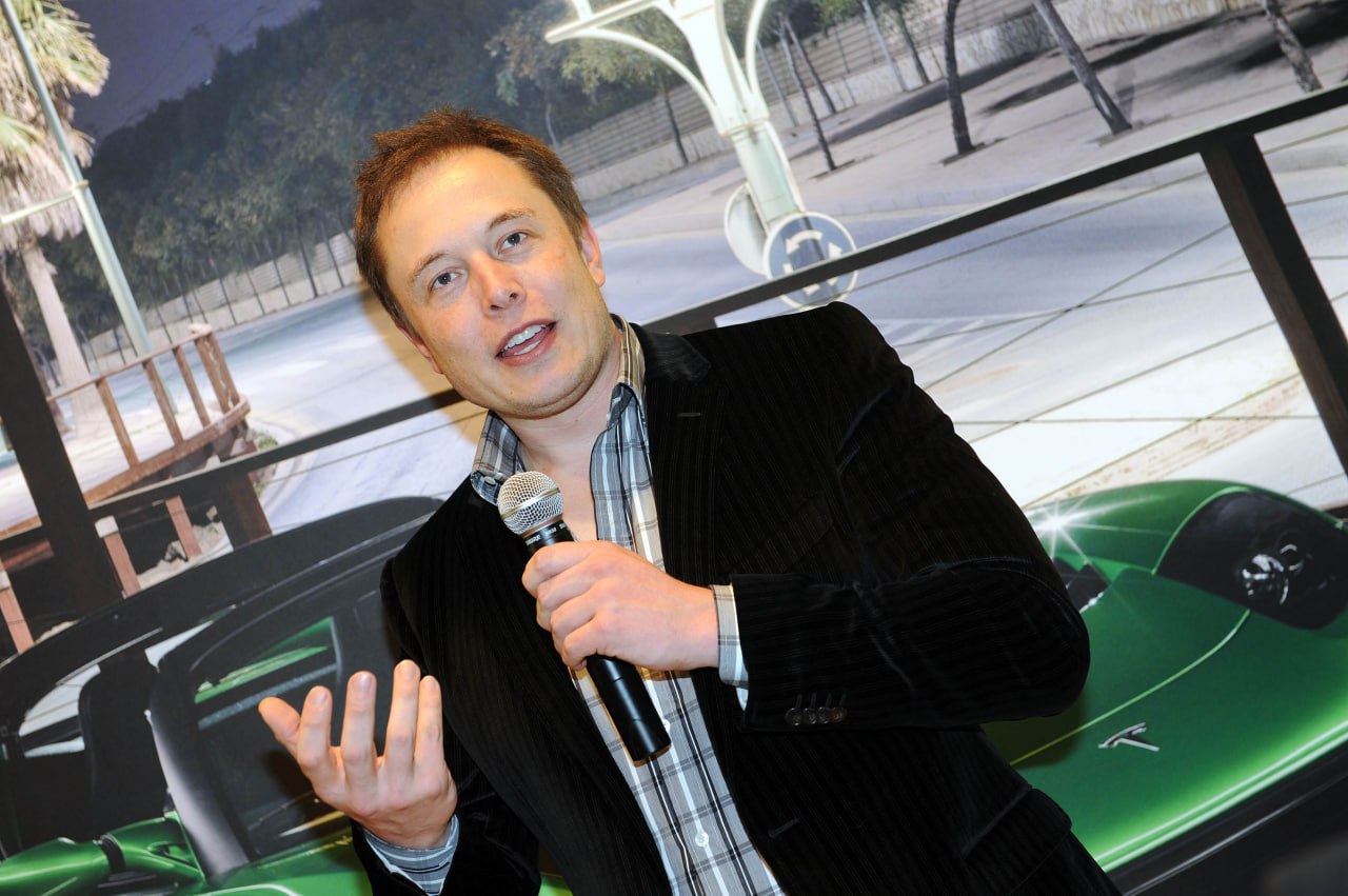Илон Маск предупредил о сложных временах для Tesla   Компания теряет поддержку госпрограмм после решений президента США Дональда Трампа. По словам Маска, из-за отмены субсидий и медленного прогресса с автопилотом Tesla ждут трудные кварталы. Возвращение к сильным результатам он ожидает только к концу 2026 года.  Акции Tesla уже упали на 5,3% — с начала года потери составили 18%. Прибыль на акцию снизилась до $0,40, выручка — на 12%, до $22,5 млрд. Это худший показатель за последние 10 лет.  Компания объясняет падение снижением поставок, цен на электромобили и ростом расходов — пошлины выросли на $300 млн.  Маск по-прежнему считается богатейшим человеком в мире — Forbes оценивает его состояние в $414,9 млрд.   #Tesla  #Экономика
