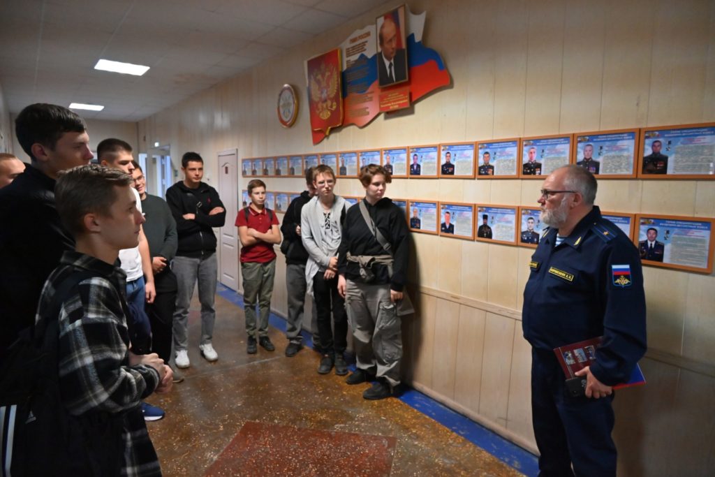 99 лет исполнилось ДОСААФ России Датой образования Добровольного общества содействия армии авиации и флоту считается 23 января 1927 года когда произошло объединение АВИАХИМа и Общества содействия обороне СССР Добровольное общество содействия армии авиации и флоту одна из авторитетных и самых массовых организаций в нашей стране имеет богатейшие традиции За период существования организации подготовлены десятки тысяч специалистов как для Вооруженных Сил так и для гражданских отраслей экономики которые вносят свой вклад в укрепление обороноспособности государства Цель организации не только обучение военно учетным специальностям но и формирование у молодежи ответственности сильного характера и подлинного патриотизма Региональное отделение ДОСААФ России учредило негосударственные образовательные учреждения пять автомобильных школ десять учебных спортивно технических центров учебный стрелково спортивный центр технический центр более пятидесяти спортивных кружков и секций Для качес