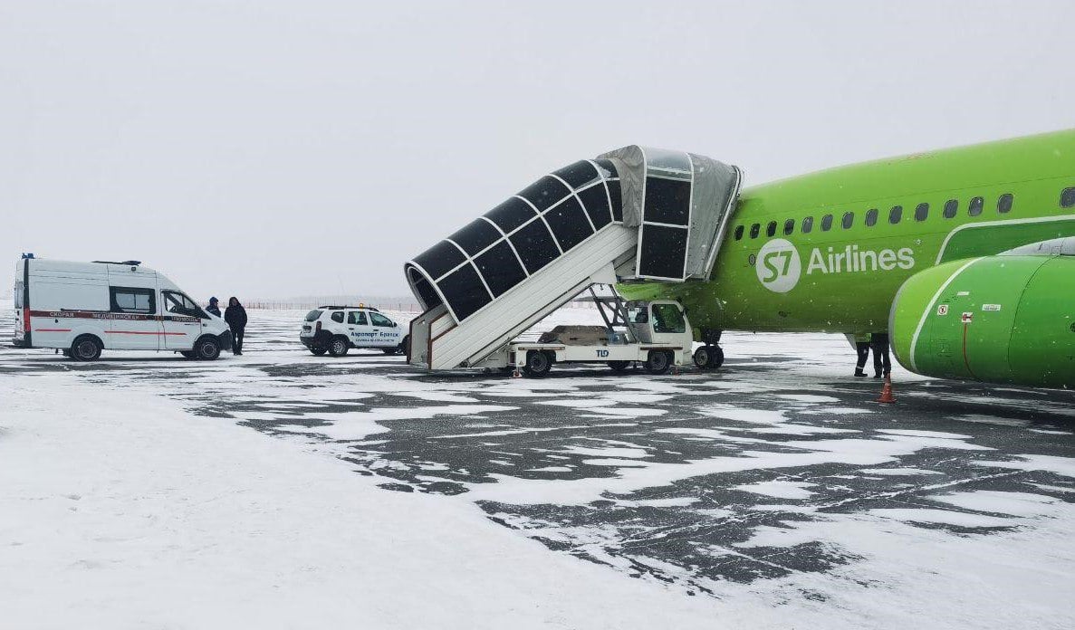 Пассажирка авиарейса Иркутск - Уфа потеряла сознание при взлете  Самолет Boeing-737 авиакомпании S7 приземлился в Братске спустя 40 минут после вылета из областного центра. Решение было принято из-за плохого самочувствия пассажирки. При взлете 34-летняя женщина, летевшая в сопровождении мужа, потеряла сознание.