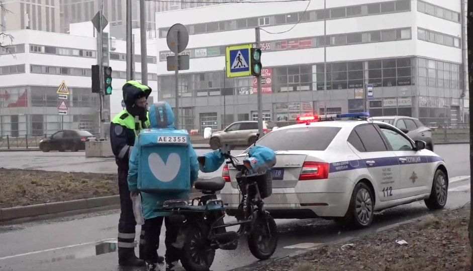 Полиция провела масштабную проверку курьерской доставки товаров в Петербурге. Почти тысяча доставщиков заработали административки.  Две трети курьеров нарушили правила ПДД за пять дней проведения операции. Один даже попытался дать взятку – возбуждено уголовное дело.  Также за это время было зарегистрировано девять ДТП с участием электровелосипедистов, в которых пострадали три человека.  Среди курьеров-иностранцев каждый пятый находится на территории РФ с нарушением миграционного законодательства.  «В такой ситуации у полиции возникают вопросы о приеме таких специалистов на работу, их проверке работодателем, в том числе по линии соблюдения санитарных требований с учетом того, что большая часть доставки связана с продуктами питания», — отмечают в ГУ МВД.    ГУ МВД по СПб и ЛО