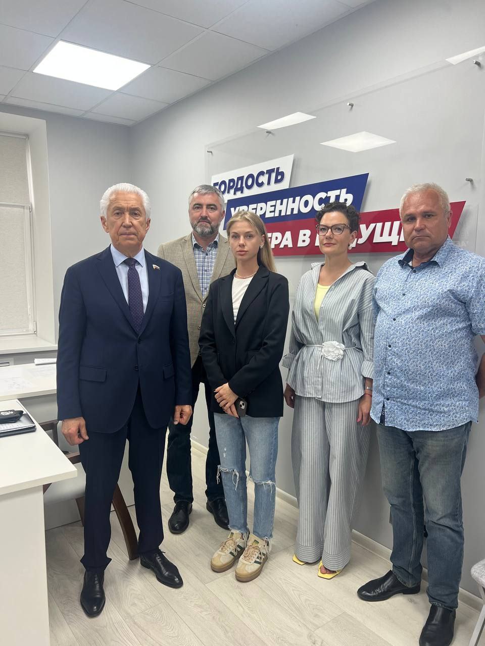 Владимир Васильев провел прием граждан в Штабе общественной поддержки в Твери  6 июня в региональных общественных приемных и Штабах общественной поддержки партии «Единая Россия» проходит единый день приемов по социальной поддержке участников специальной военной операции и их семей.  Руководитель фракции «Единая Россия» Владимир Васильев провел прием граждан в Штабе общественной поддержки в Твери.  В ходе приема к парламентарию обратилась многодетная мать по вопросу об увольнении с военной службы или переводе в Тверскую область в связи с истечением срока контракта и по семейным обстоятельствам ее мужа, находящегося в зоне СВО.      Другой заявитель, жительница Калининского МО, попросила Васильева оказать помощь в получении выплат, полагающихся ее сыну, в связи с гибелью в ходе СВО его отца.   Кроме того, в ходе приема лидер думской фракции обсудил с директором НП «Верхневолжская ассоциация периодической печати» Надеждой Кудрявцевой вопрос о возможности применения для редакций газет, входящих в объединение и являющихся автономными некоммерческими организациями, пониженных тарифов страховых взносов.  Васильев также оказал содействие жительницы Твери в компенсации стоимости билетов на поезд Тверь-Санкт-Петербург и обратно, для участия ее сына, инвалида детства в Международном конкурсе дизайна адаптивной одежды «На крыльях», проводимого 17-18 июня в г. Санкт-Петербурге.   Напомним, первый в этом году прием, посвященный социальной поддержке участников СВО, прошел в марте. Тогда более 2,3 тысячи участников и их семей получили необходимую помощь и консультации. Среди ключевых проблем — недостаток информации о доступных услугах, сложности с получением пособий и льгот, нехватка координации между различными учреждениями, трудности в реабилитации.
