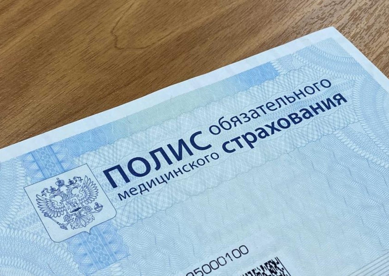 В Госдуме предлагают обязать врачей сообщать в полицию об иностранцах без медполиса С такой инициативой выступил глава комитета по труду и соцполитике Ярослав Нилов По его словам сегодня медпомощь мигрантам оказывают даже без страховки а оплачивают её регионы то есть простые налогоплательщики Это миллиарды рублей ежегодно отметил депутат Формально иностранцы не имеют права находиться в России без полиса ДМС или ОМС Но на границе наличие страховки никто не проверяет это не входит в полномочия ни пограничников ни таможни МВД же таких сведений не получает ссылаясь на врачебную тайну Чтобы закрыть эту лазейку Нилов предлагает внести поправки в закон Об охране здоровья граждан Врачи смогут передавать в МВД информацию о пациентах иностранцах у которых при оказании неотложной помощи выявили отсутствие полиса А дальше у полиции появятся основания проверять законность их нахождения в РФ вплоть до выдворения Напомним ранее в Госдуме звучали предложения взыскивать с мигрантов расходы за медицинскую помощь включая роды Осташко Важное подпишись важное