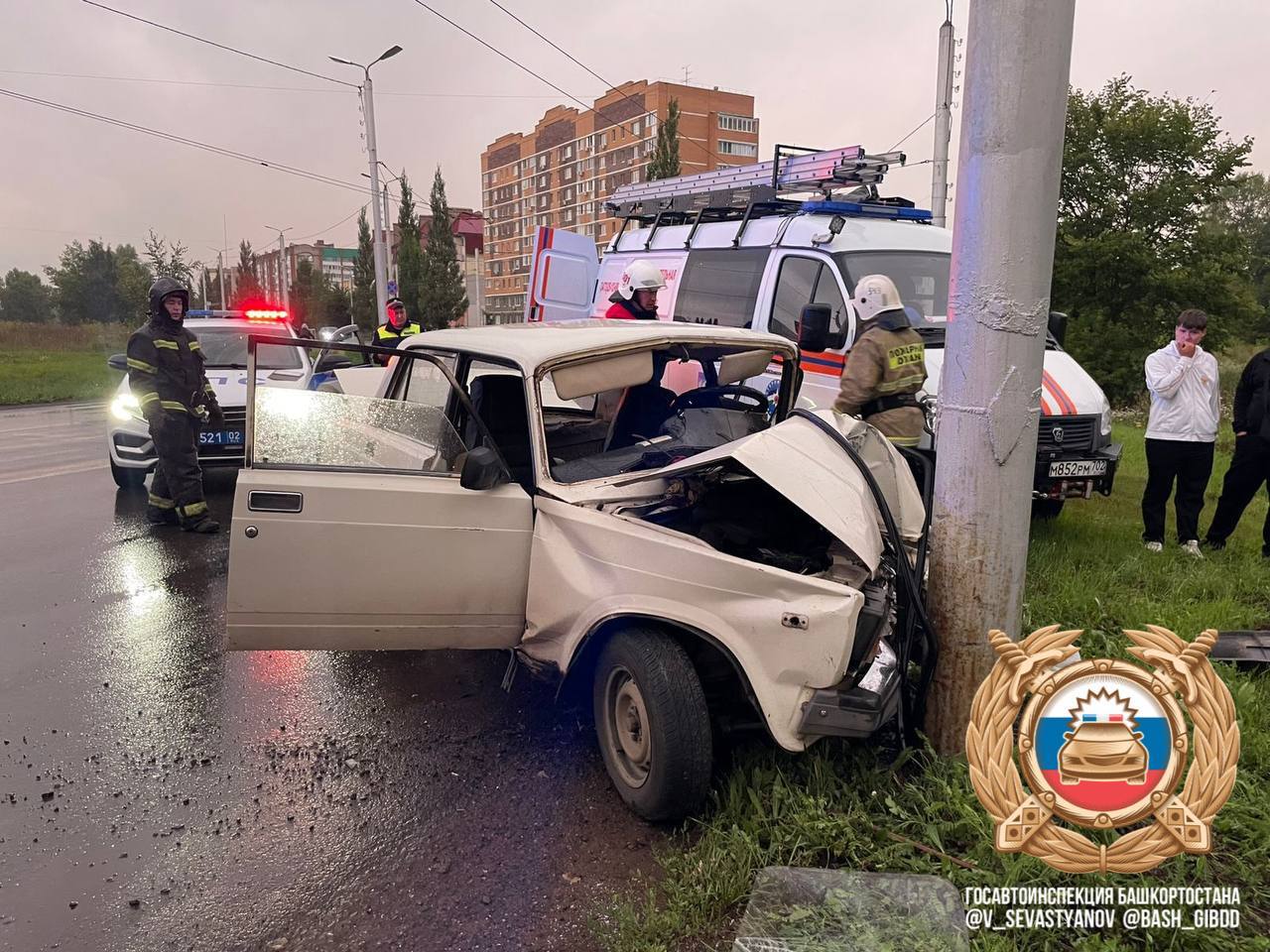 Смертельная авария произошла в Стерлитамаке — «семерка» врезалась в столб. Поздним вечером 28 июля на улице Гоголя ВАЗ-2107 влетел в электроопору. По данным ГИБДД, 38-летний водитель не справился с управлением. Его доставили в больницу с тяжёлыми травмами, но спасти не удалось — он умер в реанимации. Пассажир того же возраста тоже пострадал, его госпитализировали. Выяснилось, что погибший ранее лишался прав за пьяную езду, а в 2023 году повторно попался пьяным за рулём. Тогда его приговорили к 9 месяцам лишения свободы и запретили водить ещё на 2 года. Сейчас по аварии идёт проверка, устанавливаются все обстоятельства. Подпишись на «Короче, Стерлитамак»