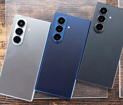 Владельцы смартфонов Samsung Galaxy Z Fold 6 и Fold 7 жалуются на отслоение краски Как сообщает Android Authority проблема с отслоением краски с корпуса складного смартфона Samsung Galaxy Z Fold 6 ранее описывавшаяся в СМИ затрагивает и более новую модель Galaxy Z Fold 7 На это указывает серия сообщений в социальных сетях и на Reddit к постам прилагаются и фотографии дефектов