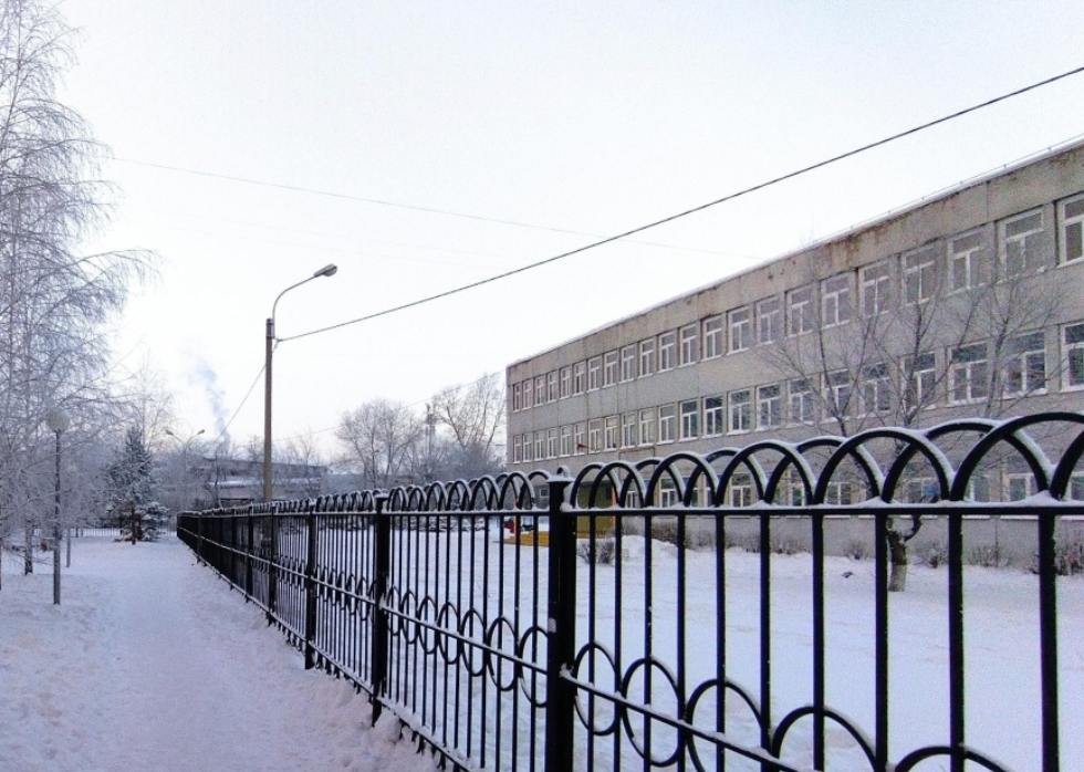 В Красноярске 12-летний школьник упал в обморок на перемене и умер. Это произошло сегодня, 21 апреля, в школе №16 на 26 Бакинских Комиссаров. Как сообщает СК, ученик 5 класса в школе на перемене потерял сознание. Прибывшие сотрудники скорой медицинской помощи констатировали смерть ребенка. Причина смерти пока не установлена. Известно то, что мальчик просто бегал на перемене, внезапно упал и потерял сознание.