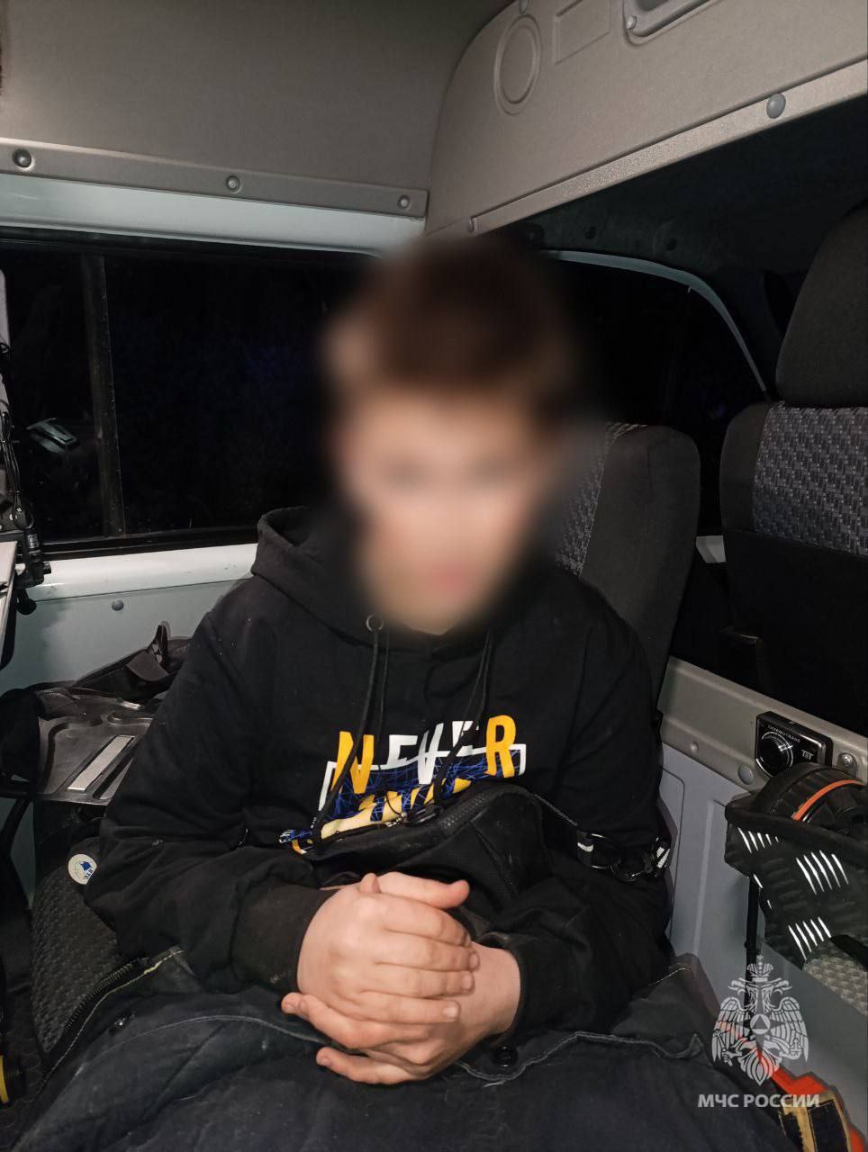 Предотвратил беду: в ДНР сотрудник МЧС России спас мальчика В Енакиево 12-летний Богдан возвращался домой и столкнулся со стаей бродячих собак. В панике он бросился наутек, оказался в болоте по пояс и не смог выбраться. Ребенок успел позвонить в «101» и оставался на связи с Дмитрием Дмитриевым, начальником дежурной смены службы пожаротушения. Благодаря четким ориентирам офицер быстро нашел мальчика, достал его из трясины. Богдан сильно замерз и испугался. К счастью, медицинская помощь не понадобилась.