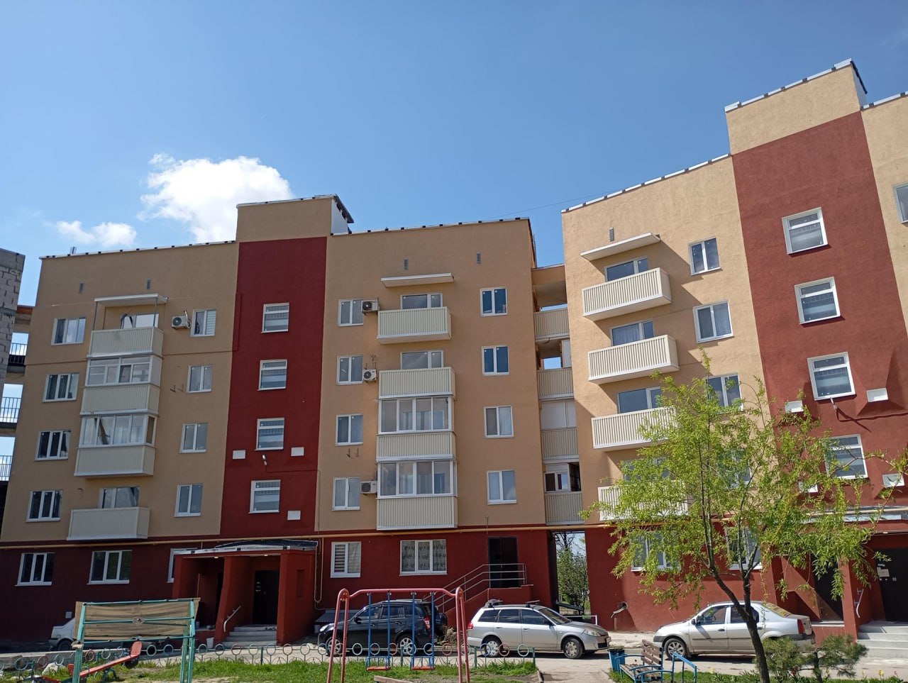 Подмосковные строители восстанавливают дом в поселке под Мариуполем Специалисты укрепили конструкции, усилили и заменили блоки, заделали сколы и трещины, выполнили капремонт фасада с утеплением, починили кровлю дома на улице Первомайской в поселке Каменск. Строители также отремонтировали системы электроснабжения, водоснабжения, канализации, теплоснабжения и газоснабжения. Сейчас специалисты занимаются внутренней отделкой и монтажом коммуникаций.