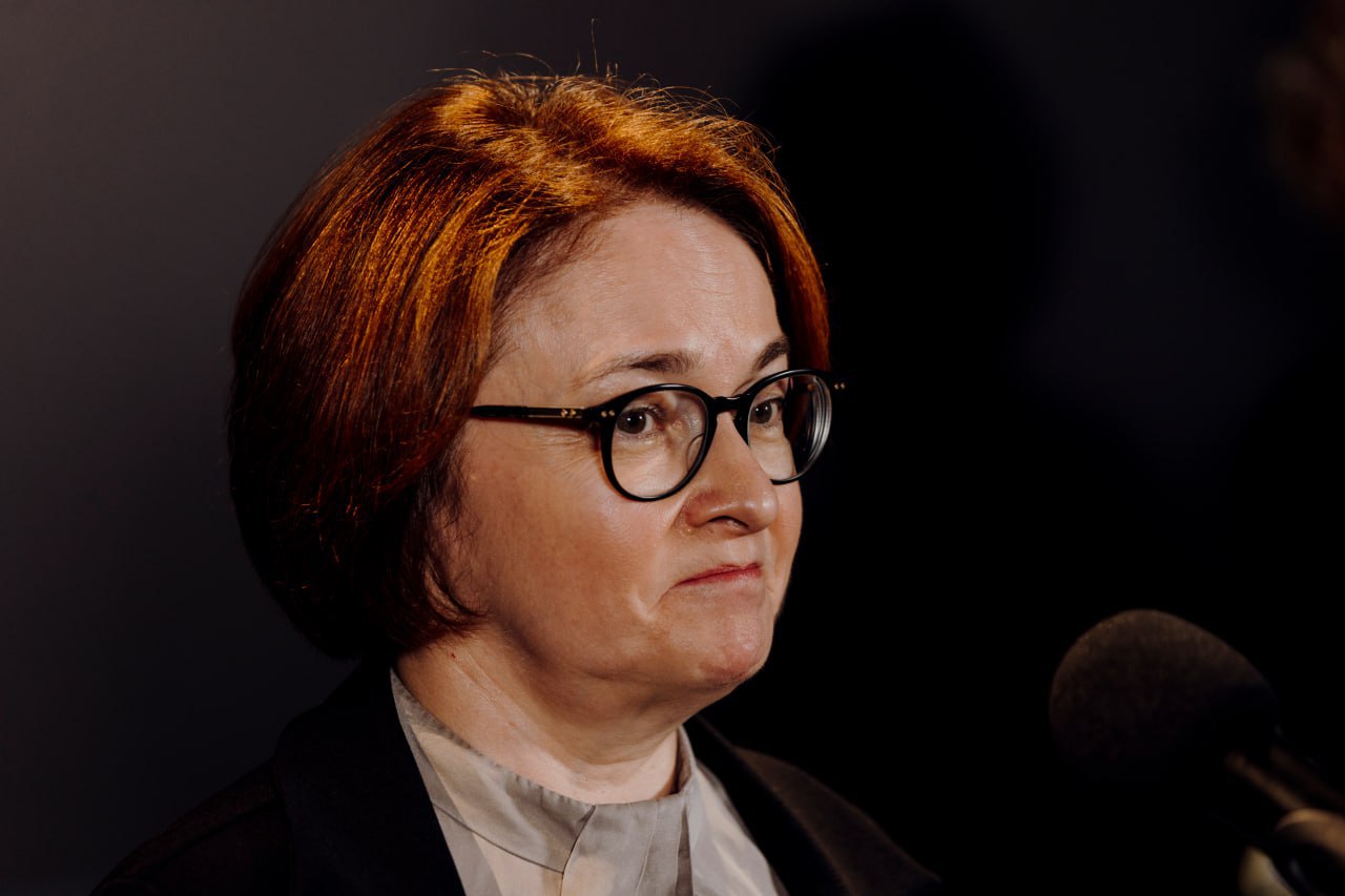 Набиуллина оценила влияние эффекта Долиной на рынок жилья Глава Центробанка Эльвира Набиуллина считает что ситуация с квартирой Ларисы Долиной системного влияния на рынок жилья не оказала Системного эффекта мы не видим сейчас потому что ситуация была в принципе разрешена Некоторые предложения например перевод всех сделок на безналичные расчеты требуют обсуждения Конечно развитие безналичных расчетов это очень важно сказала Набиуллина При этом полный отказ от наличных несет риски Это надо оценить пока преждевременно делать выводы отметила глава Центробанка мнения Фото Михаил Гребенщиков РБК Читать РБК Недвижимость в Telegram VK