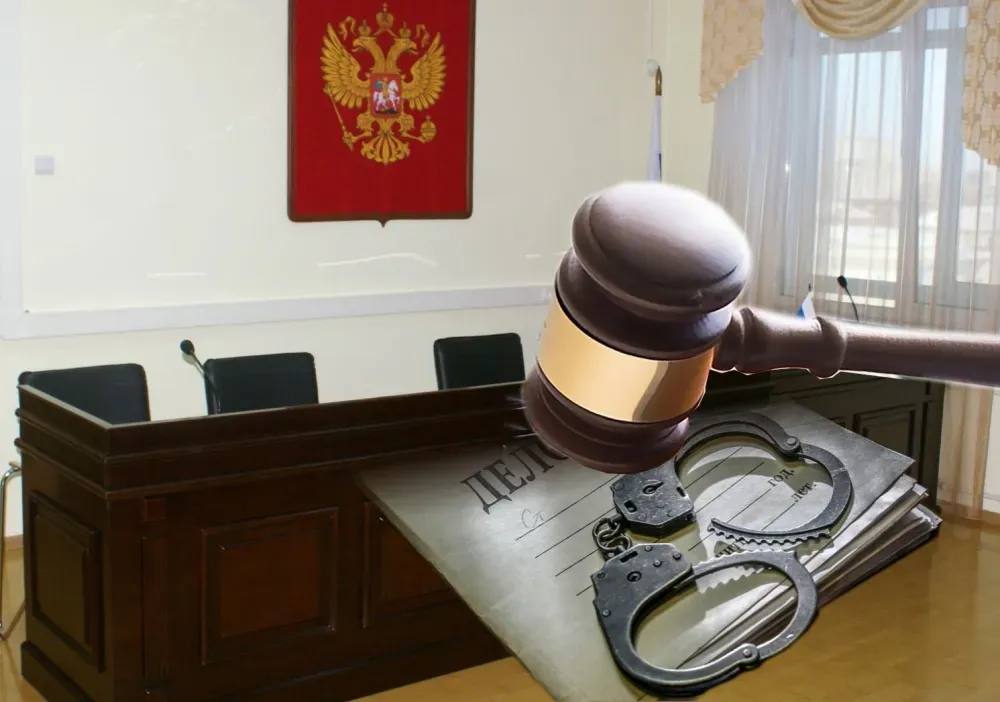 Стрелявший по детской площадке амурчанин отправится в колонию Жителя Белогорска осудили за стрельбу из пневматического пистолета Белогорский городской суд вынес приговор 55 летнему местному жителю Мужчину признали виновным в хулиганстве ч 2 ст 213 УК РФ сообщили в прокуратуре Амурской области Как установил суд в августе 2025 года в один из вечеров мужчина находился на балконе своей квартиры на первом этаже в состоянии алкогольного опьянения Испытывая недовольство вызванное шумом играющих на улице детей он достал принадлежащий ему пневматический газобаллонный пистолет и произвел не менее трех выстрелов в сторону детской площадки разбив при этом оконное стекло квартиры в доме напротив рассказали в пресс службе прокуратуры Когда отец одного из детей подбежал к балкону и попытался остановить злоумышленника тот стал стрелять уже по мужчине попав ему в предплечье С учетом позиции гособвинения которое поддержала прокуратура Белогорска суд назначил мужчине наказание в виде двух лет лишения свободы в колонии общего режима Приговор еще не вступил в законную силу ТЕЛЕПОРТ РФ здесь все об Амурской области Мы в МАХ Написать нам