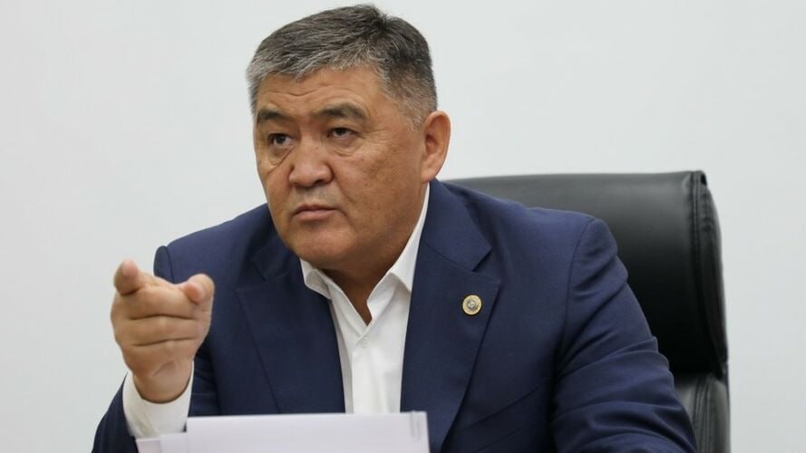 Камчыбек Ташиев За убийство женщины пощады не будет наказание неизбежно Глава ГКНБ Камчыбек Ташиев выступил с жестким заявлением в связи с убийством женщины матери троих детей которое потрясло страну Это не бытовая ссора это убийство тем более когда жертва женщина и мать подчеркнул Камчыбек Ташиев Он заявил что государство обязано жестко защищать женщин и детей а каждый кто поднимает руку или оружие на женщину должен понимать ответственность будет суровой и неизбежной Он добавил что по факту преступления проводится расследование и виновный понесет наказание по всей строгости закона Это принципиальная позиция не ради отчета а ради справедливости и безопасности граждан заметил Камчыбек Ташиев Он также выразил искренние соболезнования детям и близким погибшей Подписаться на news24kg Связаться с админом news24kg admin