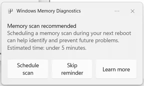 Windows 11 научилась проводить самодиагностику памяти после сбоя с экраном смерти Новый инструмент Proactive Memory Diagnostics же доступен для пользователей Insider Preview Он запускается после перезагрузки компьютера которая следует за экраном смерти BSOD Во всплывающем окне есть кнопки позволяющие пропустить сканирование памяти или запланировать его Самодиагностика оперативной памяти является довольно важной функцией так как сбои в памяти могут вызывать множество факторов от неверно настроенных профилей XMP и EXPO до аппаратных проблем в самой памяти Мой Компьютер