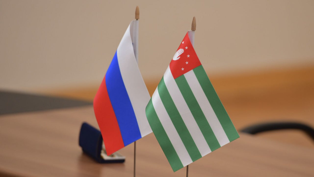 Представители Абхазии и РФ подводят промежуточные итоги программы содействия социально-экономическому развитию Абхазии на 2022-2025 годы и приступают к разработке новой программы на 2026-2030 годы - объекты, строящиеся в рамках действующей инвестпрограммы и программы льготного кредитования становятся мощными точками роста промышленности, логистики и транспорта, сельского хозяйства и пищевого производства.  "Сегодня обсудим исполнение поручений по ранее принятым решениям межправительственной комиссии по социально-экономическому сотрудничеству РФ и Абхазии. Подведем промежуточные итоги реализации завершающейся очень главной программы социально-экономического развития на 2022-2025 годы. Мы все нацелены на дальнейшую совместную работу по проработке механизмов и подходов новой государственной целевой программы социально-экономического развития на 2026-2030 годы"  - сообщил премьер-министр Абхазии Владимир Делба.